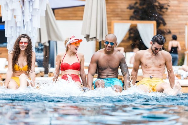 Quels sont les avantages d'un voyage en groupe pour partager des moments uniques ?