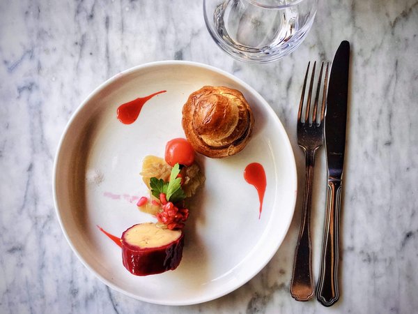 Où apprendre à cuisiner des plats traditionnels bosniaques avec des locaux à Sarajevo ?